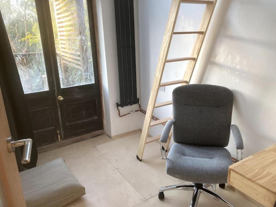 Self-contained, Private Entrance, Near Centre Apartment *