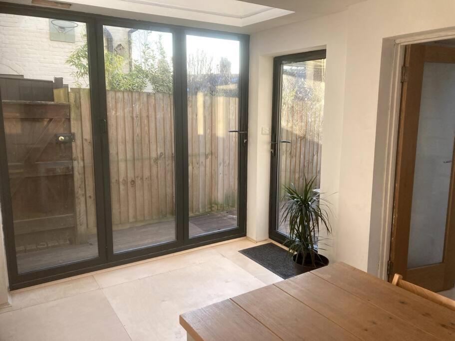Apartment Self-contained, Private Entrance, Near Centre *