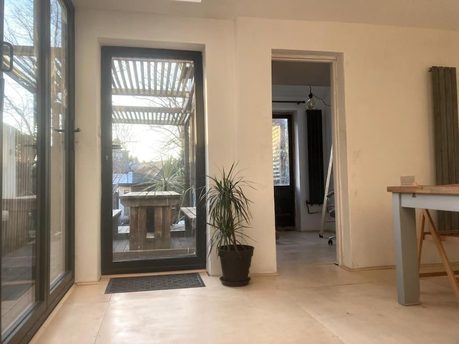 Self-contained, Private Entrance, Near Centre Apartment