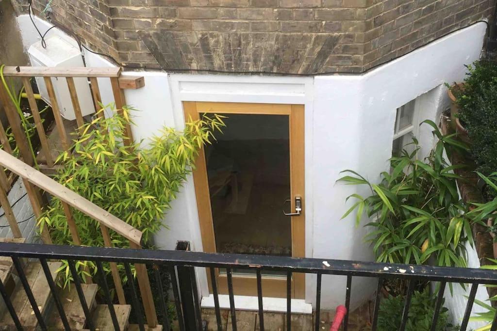Self-contained, Private Entrance, Near Centre Apartment